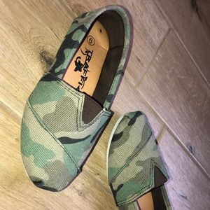 COPY - TRAFFIC Camo Slides